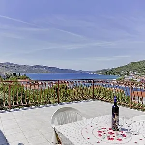 apartments-nino-seget-vranjica.hotels-in-trogir.com/