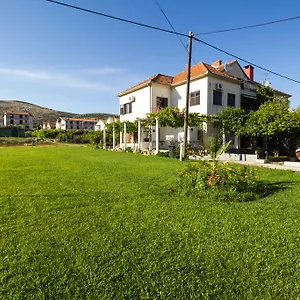 apartments-svilan.hotels-in-trogir.com/